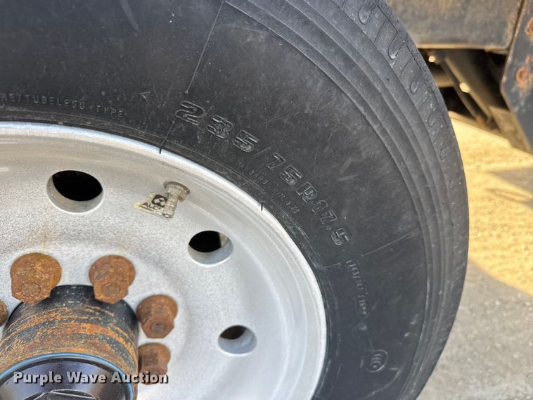 image for item ET4129 2004 International 4400 SBA  rollback truck