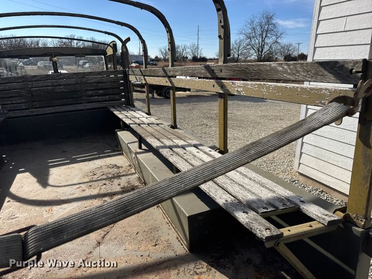 image for item ET4133 1952 GMC M135 flatbed truck