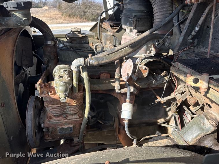 image for item ET4133 1952 GMC M135 flatbed truck