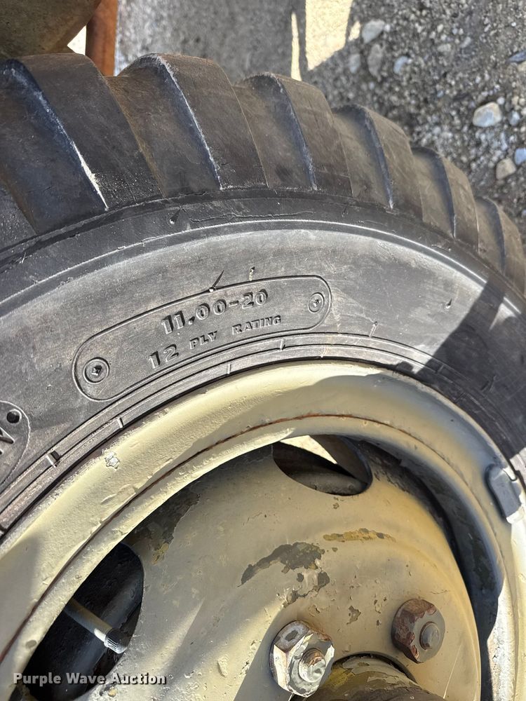 image for item ET4133 1952 GMC M135 flatbed truck