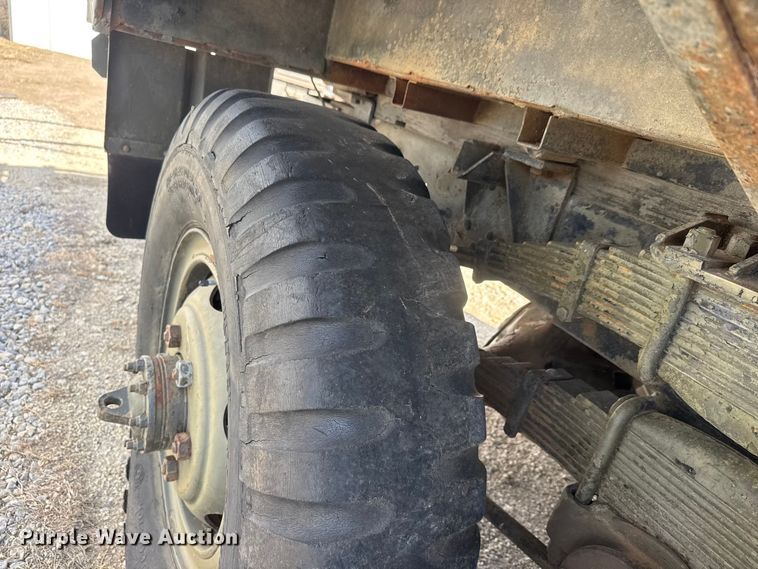 image for item ET4133 1952 GMC M135 flatbed truck