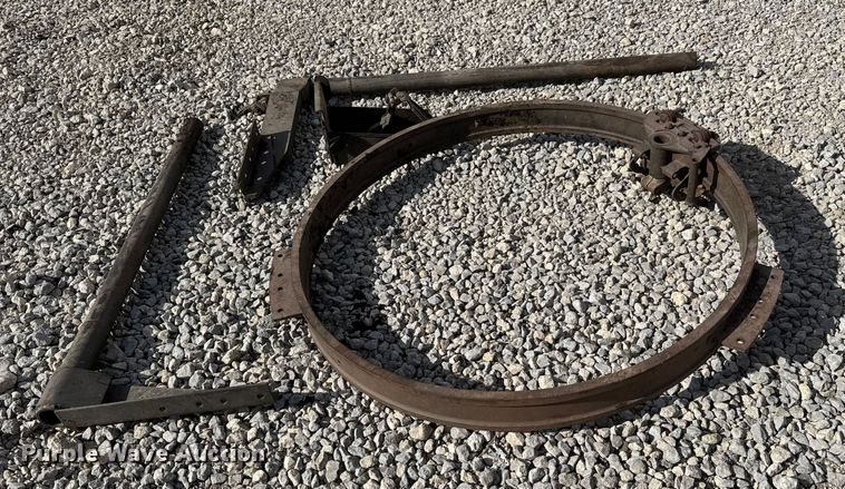 image for item ET4133 1952 GMC M135 flatbed truck