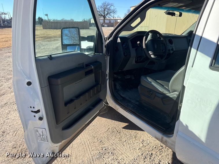 image for item ET4143 2015 Ford F350 Crew Cab pickup truck