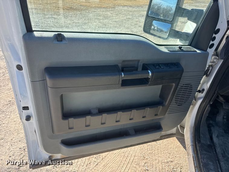 image for item ET4143 2015 Ford F350 Crew Cab pickup truck