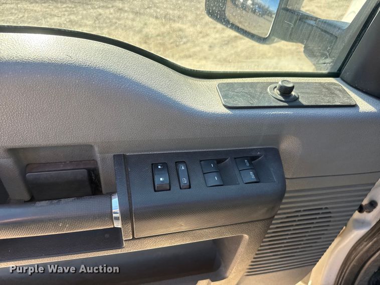 image for item ET4143 2015 Ford F350 Crew Cab pickup truck