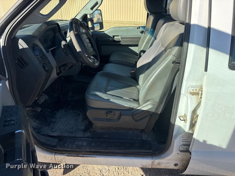 image for item ET4143 2015 Ford F350 Crew Cab pickup truck