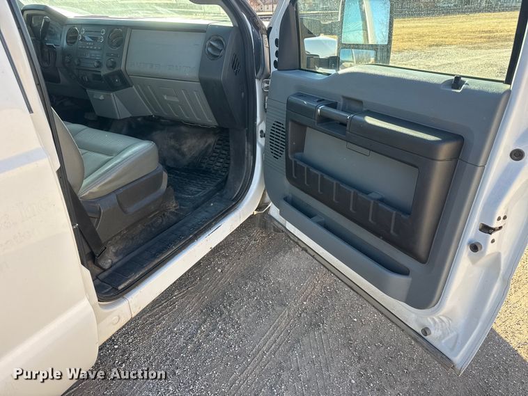 image for item ET4143 2015 Ford F350 Crew Cab pickup truck