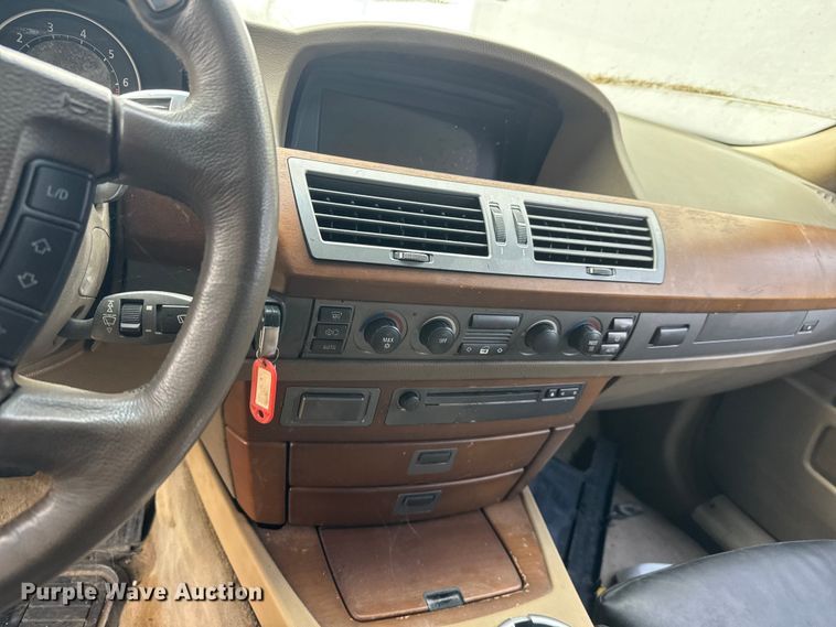 image for item ET4145 2002 BMW 745i limousine