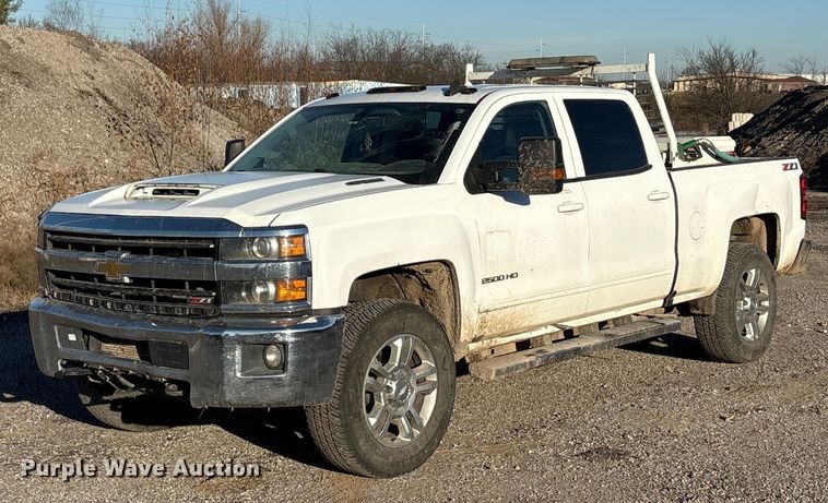 image for item ET5411 2018 Chevrolet Silverado 2500HD Crew Cab pickup truck