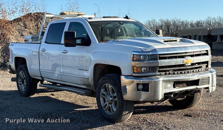 image for item ET5411 2018 Chevrolet Silverado 2500HD Crew Cab pickup truck