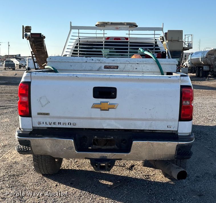 image for item ET5411 2018 Chevrolet Silverado 2500HD Crew Cab pickup truck