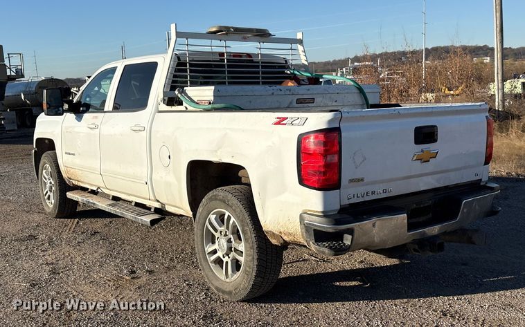 image for item ET5411 2018 Chevrolet Silverado 2500HD Crew Cab pickup truck