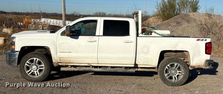 image for item ET5411 2018 Chevrolet Silverado 2500HD Crew Cab pickup truck