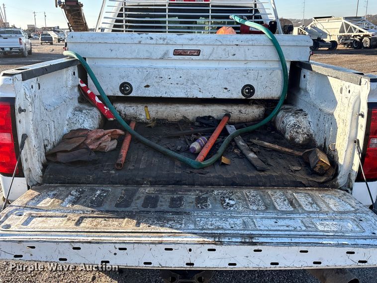 image for item ET5411 2018 Chevrolet Silverado 2500HD Crew Cab pickup truck