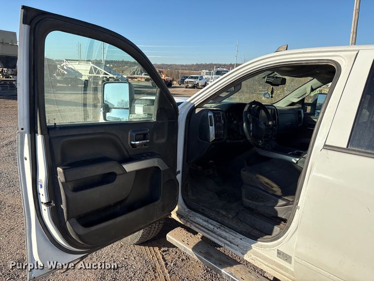 image for item ET5411 2018 Chevrolet Silverado 2500HD Crew Cab pickup truck