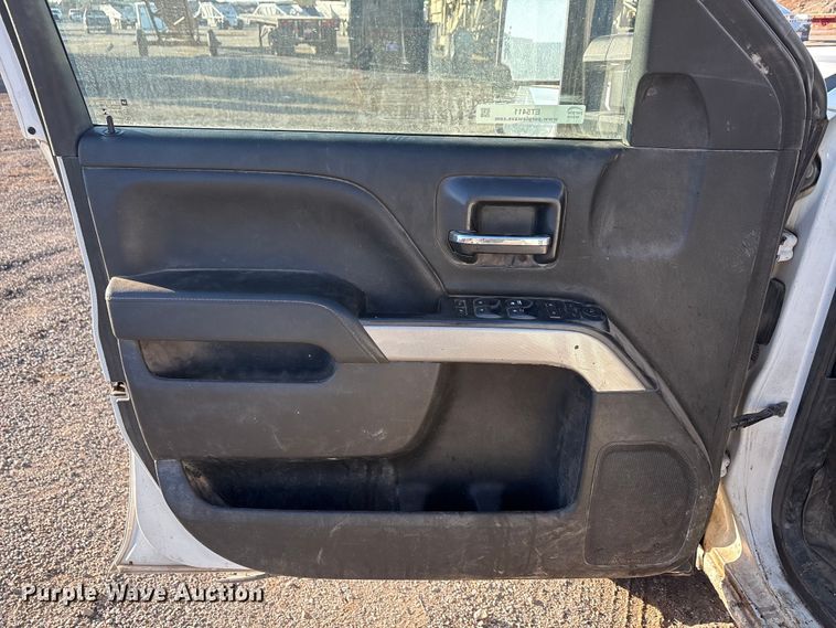 image for item ET5411 2018 Chevrolet Silverado 2500HD Crew Cab pickup truck