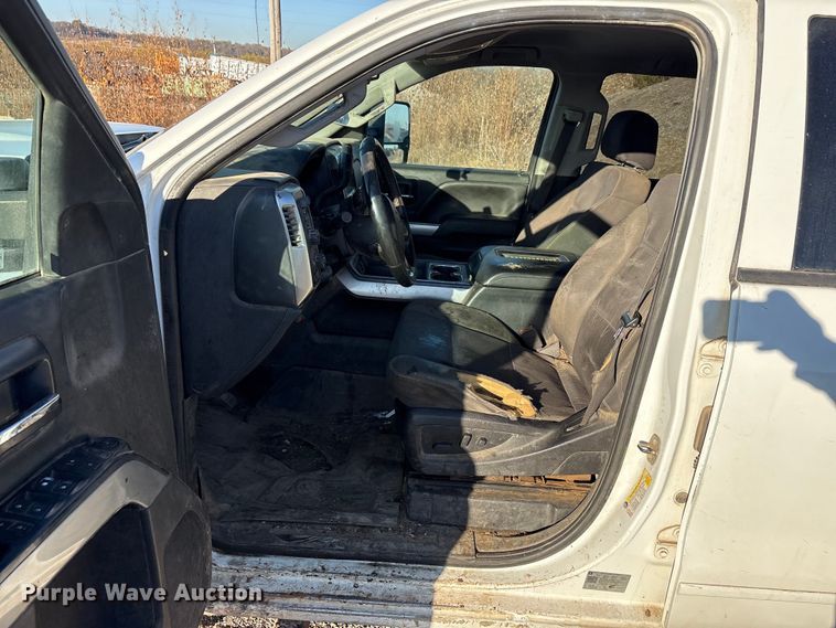 image for item ET5411 2018 Chevrolet Silverado 2500HD Crew Cab pickup truck