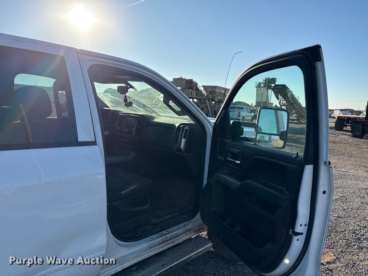 image for item ET5411 2018 Chevrolet Silverado 2500HD Crew Cab pickup truck