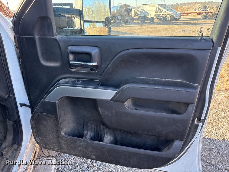 image for item ET5411 2018 Chevrolet Silverado 2500HD Crew Cab pickup truck