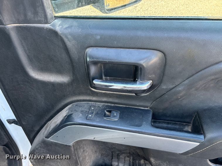 image for item ET5411 2018 Chevrolet Silverado 2500HD Crew Cab pickup truck