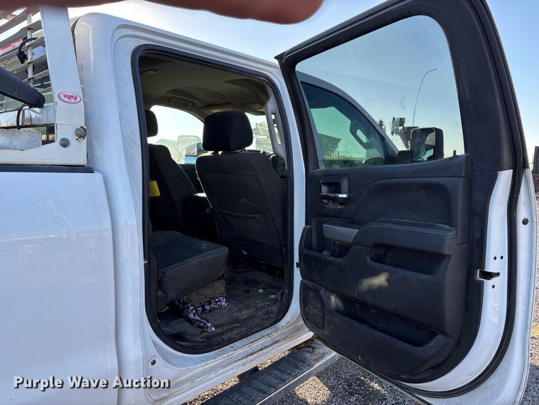 image for item ET5411 2018 Chevrolet Silverado 2500HD Crew Cab pickup truck