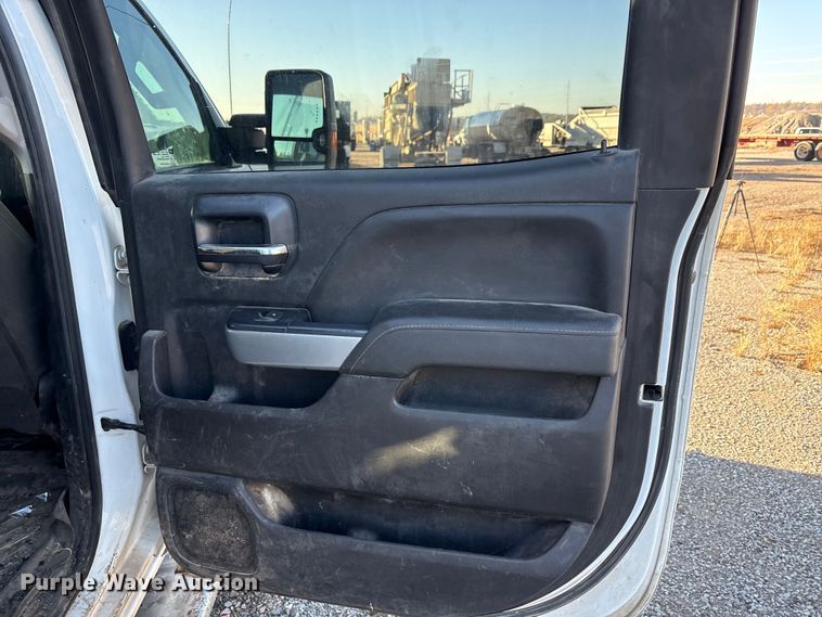 image for item ET5411 2018 Chevrolet Silverado 2500HD Crew Cab pickup truck