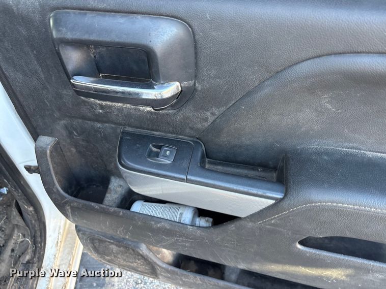 image for item ET5411 2018 Chevrolet Silverado 2500HD Crew Cab pickup truck