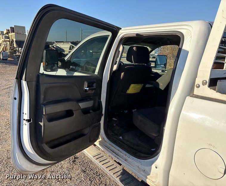 image for item ET5411 2018 Chevrolet Silverado 2500HD Crew Cab pickup truck