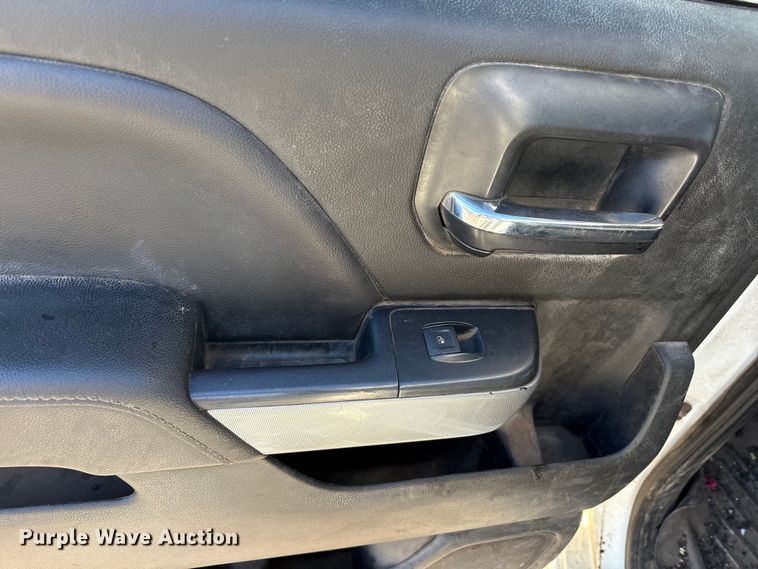 image for item ET5411 2018 Chevrolet Silverado 2500HD Crew Cab pickup truck