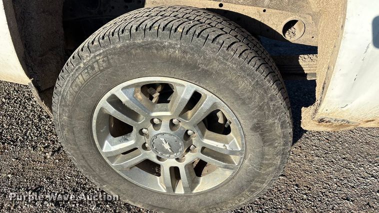 image for item ET5411 2018 Chevrolet Silverado 2500HD Crew Cab pickup truck