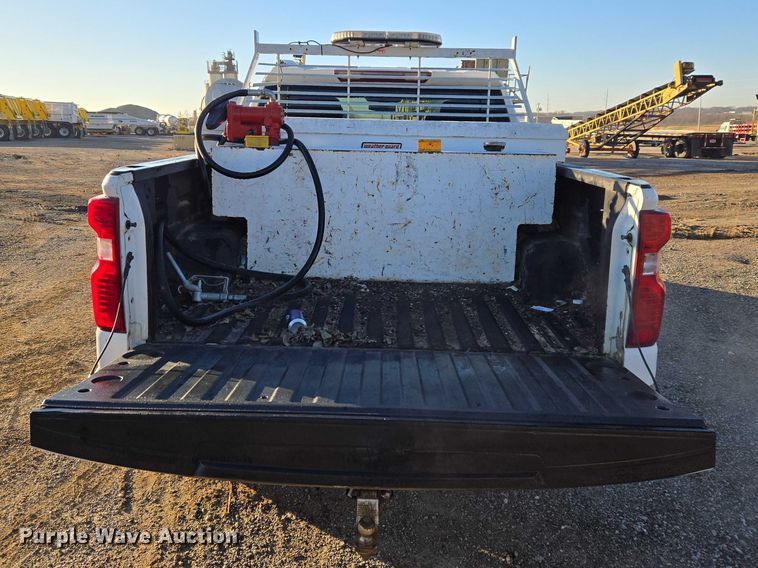 image for item ET5418 2020 Chevrolet Silverado 1500 Crew Cab pickup truck