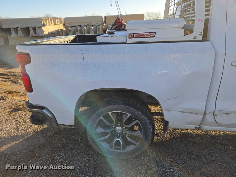 image for item ET5418 2020 Chevrolet Silverado 1500 Crew Cab pickup truck