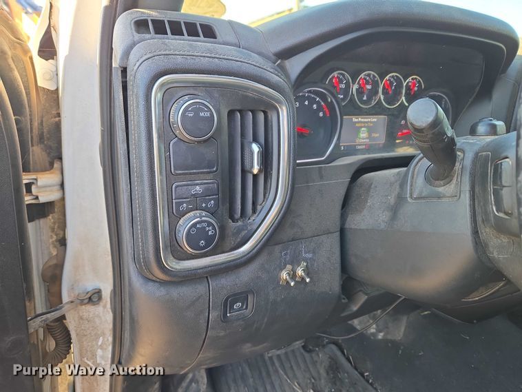 image for item ET5418 2020 Chevrolet Silverado 1500 Crew Cab pickup truck