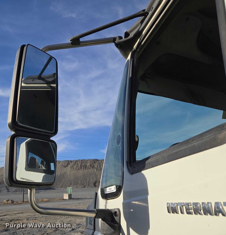 image for item ET5435 2002 International MA025 utility / service truck