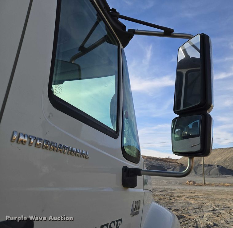 image for item ET5435 2002 International MA025 utility / service truck