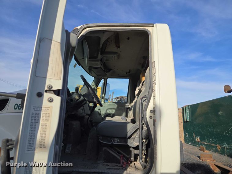 image for item ET5435 2002 International MA025 utility / service truck