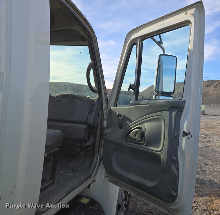 image for item ET5435 2002 International MA025 utility / service truck