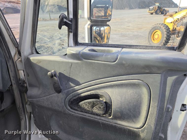 image for item ET5435 2002 International MA025 utility / service truck