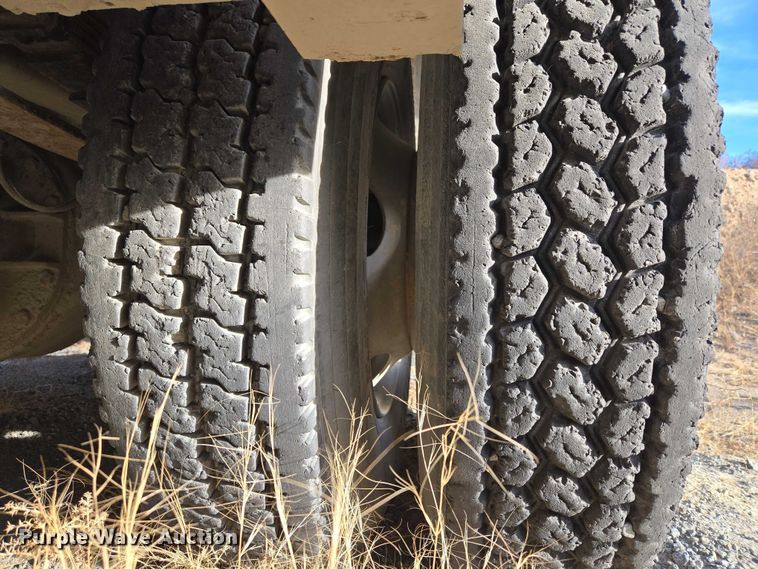 image for item ET5435 2002 International MA025 utility / service truck