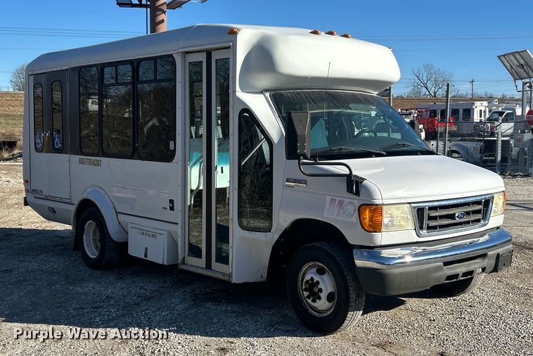 image for item ET6818 2006 Ford E350 Super Duty shuttle bus