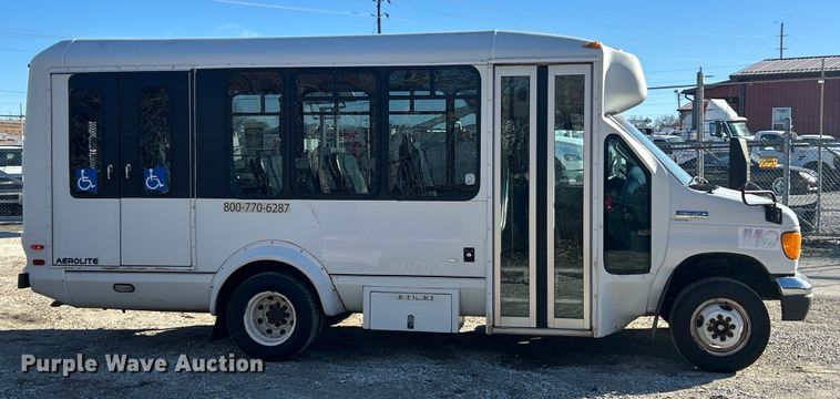 image for item ET6818 2006 Ford E350 Super Duty shuttle bus