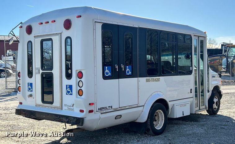 image for item ET6818 2006 Ford E350 Super Duty shuttle bus