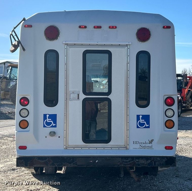 image for item ET6818 2006 Ford E350 Super Duty shuttle bus