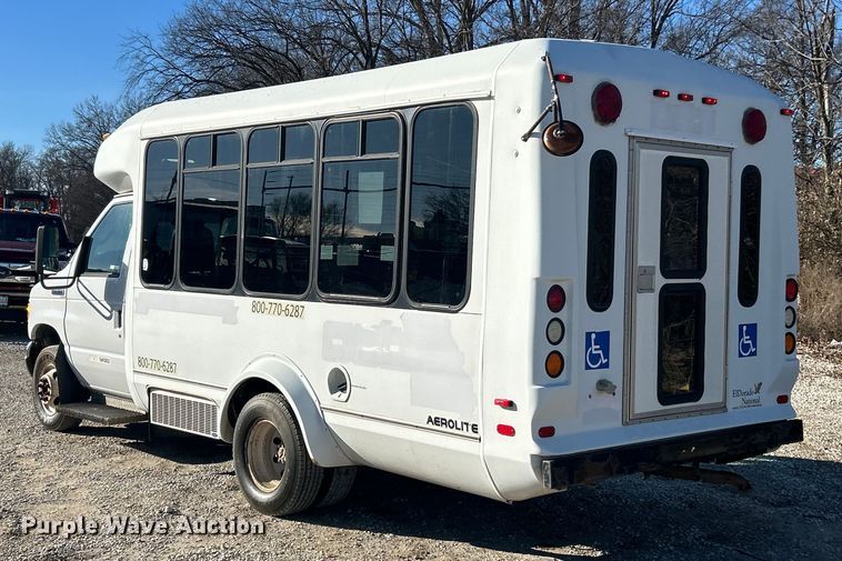 image for item ET6818 2006 Ford E350 Super Duty shuttle bus