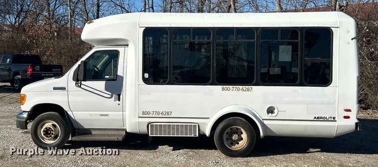 image for item ET6818 2006 Ford E350 Super Duty shuttle bus