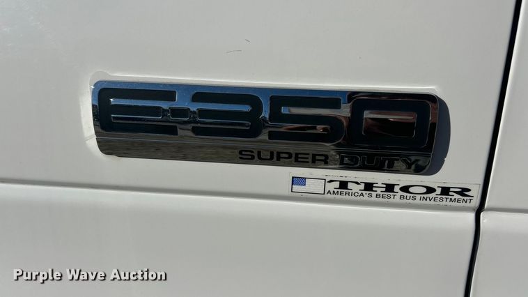 image for item ET6818 2006 Ford E350 Super Duty shuttle bus