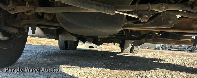 image for item ET6818 2006 Ford E350 Super Duty shuttle bus