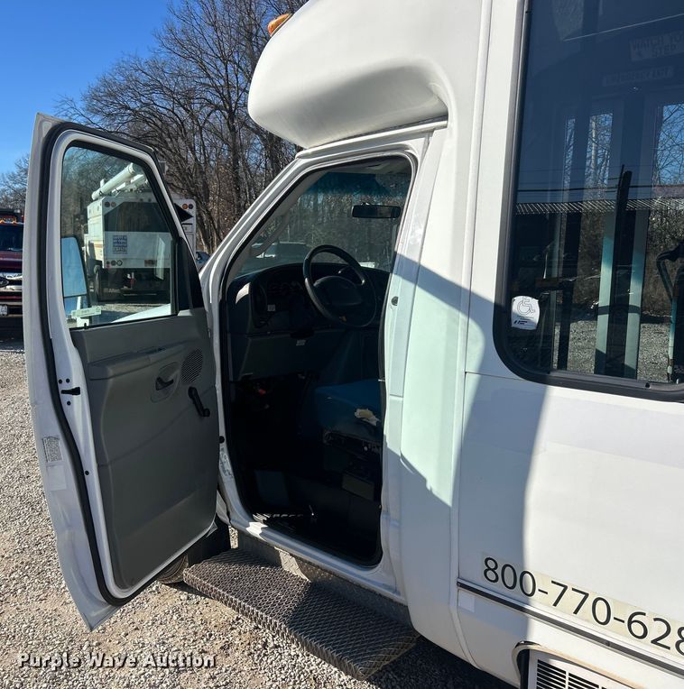 image for item ET6818 2006 Ford E350 Super Duty shuttle bus