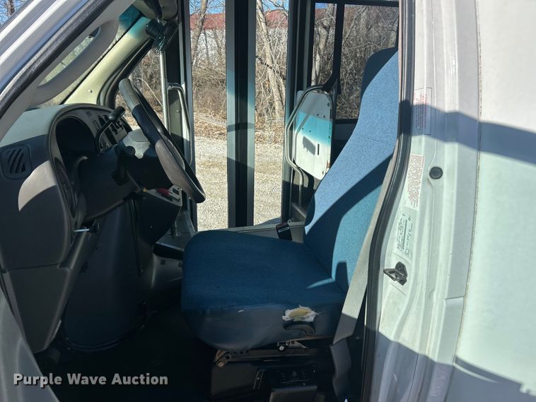 image for item ET6818 2006 Ford E350 Super Duty shuttle bus