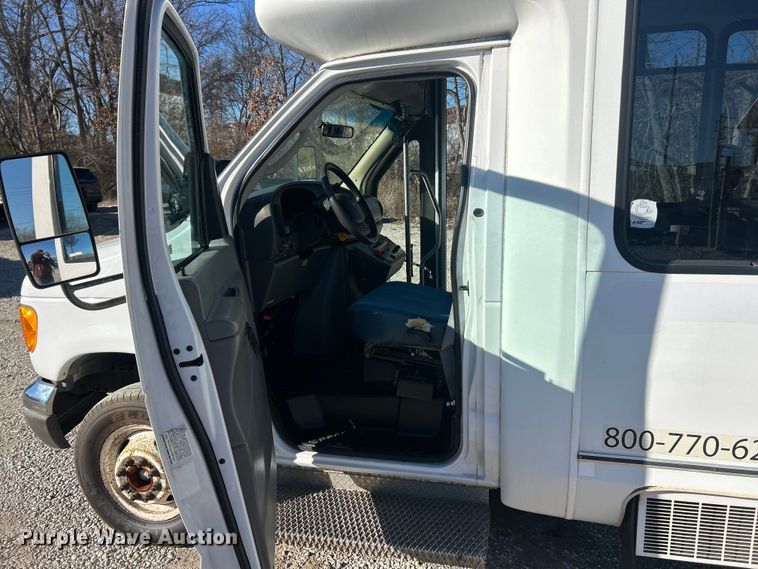 image for item ET6818 2006 Ford E350 Super Duty shuttle bus